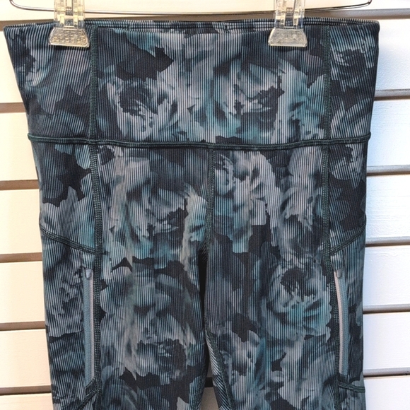 🆕 Athleta Rainier Tight Spliced Floral Minimalistic Grey Green size Small - Picture 3 of 8